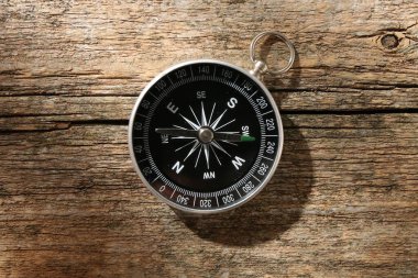 Tahta masanın üstünde bir pusula, üst manzara.