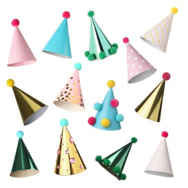 Renkli parti şapkaları beyaz sette izole.