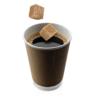 Paket kahve. Şeker küpleri beyaz arka planda içkiyle kağıt bardağa düşüyor.