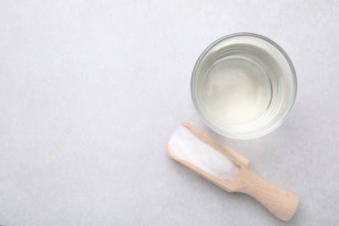 Camda sirke, kabartma tozu ve ışık masasında ahşap kepçe, üst manzara. Metin için boşluk