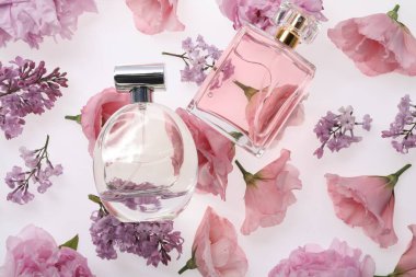 Bahar çiçeklerinde lüks parfümler, üst manzara.