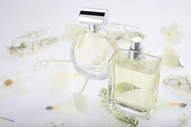 Bahar çiçeklerinde iki lüks parfüm.
