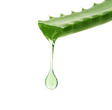 Aloe vera yaprağı suyu beyaz arka plan üzerinde