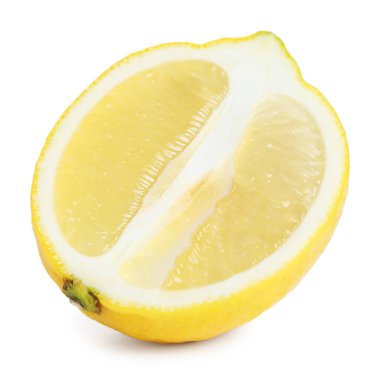 Taze limonun yarısı beyaza izole edilmiş.