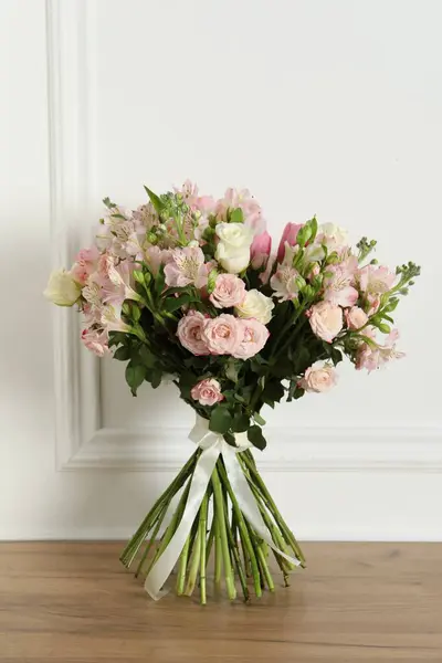 Gyönyörű Csokor Friss Virág Asztalra Közel Fehér Fal Stock Kép