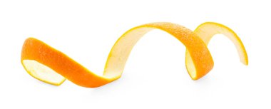 Bir taze portakal kabuğu beyaza izole edilmiş.