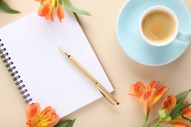 Konuk listesi. Not defteri, kalem, kahve ve bej masadaki güzel çiçekler. Metin için boşluk