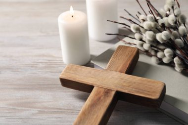 Yakıcı mumlar, haç, kitap ve söğüt dalları ahşap masada, yakın plan