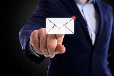 E-posta. Siyah arkaplana karşı gelen harf bildirimi ile adam sanal ekrana dokunuyor, yakın plan