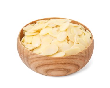 Taze badem taneleri beyaz kasede izole edilmiş.