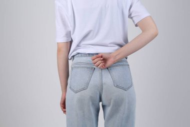 SOS hareketi. Açık gri arkaplanda yardım sinyali gösteren kadın, arka plan