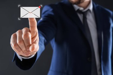 E-posta. Sanal ekrana dokunan adam, gelen harf bildirimi ile koyu arkaplan, yakın plan