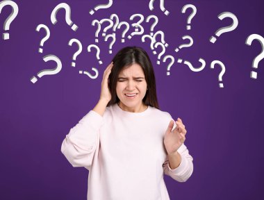 Hafıza kaybı. Kafası karışmış genç bir kadın ve mor arka planda soru işaretleri.