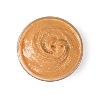 Beyaz tencereye izole edilmiş fındık ezmesi.