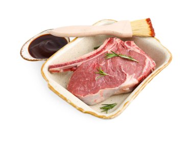 Çiğ et, biberiye ve salamura ile fırça beyaz üzerinde izole