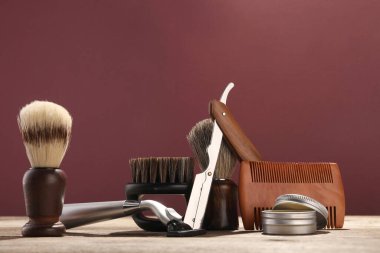 Bıyık ve sakal şekillendirme aletleri ahşap masada.