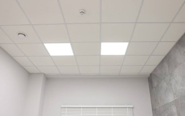 PVC fayanslı beyaz tavan ve kapalı alanda ışıklandırma, düşük açı görünümü