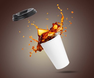 Kahverengi gradyan arka planda havadaki paket kâğıt bardakta Aromatik kahve