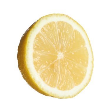 Taze limonun yarısı beyaza izole edilmiş.