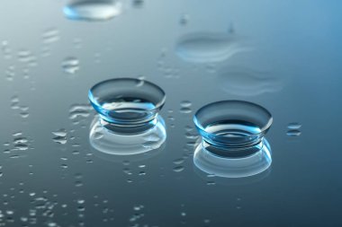 Islak ayna yüzeyinde çift kontakt lens