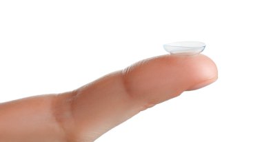 Beyaz arkaplanda kontak lens tutan kadın, yakın plan