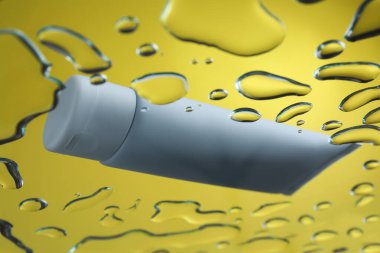 Cam üzerinde nemlendirici krem ve sarı arka planda su damlaları.