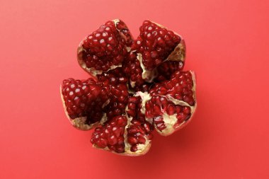 Kırmızı arkaplanda taze nar kes, üst görünüm