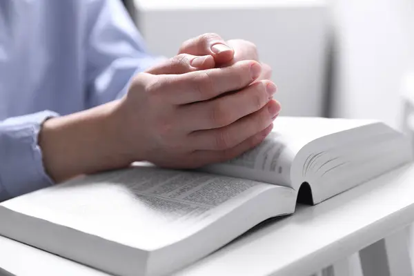 Религия Христианка Молится Библию Помещении Крупным Планом — стоковое фото