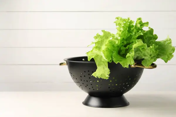 Frischer Salat Schwarzem Sieb Auf Weißem Holztisch Raum Für Text — Stockfoto