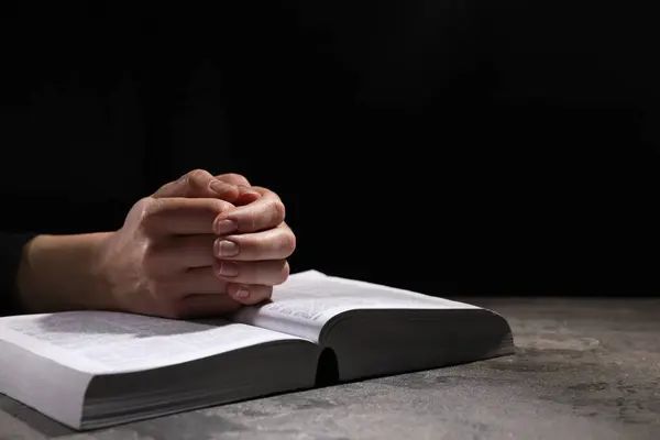 Религия Христианка Молящаяся Библией Столом Черном Фоне Крупным Планом Пространство — стоковое фото