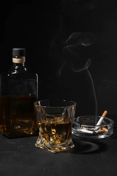 Dependência Alcoólica Uísque Cigarros Fumegantes Cinzeiro Mesa Textura Escura — Fotografia de Stock