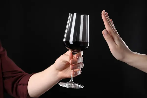 酗酒成瘾 女人拒绝喝一杯黑色背景的酒 — 图库照片