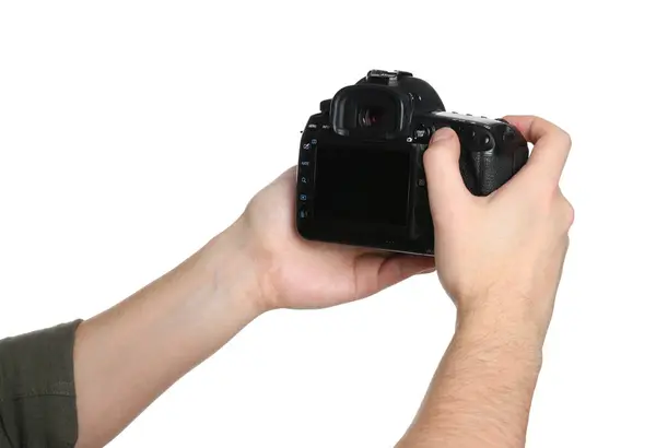 照相师 手持白色背景的现代相机 — 图库照片
