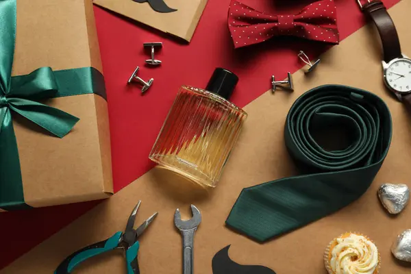 Vatertagsfeier Geschenkkarton Süßigkeiten Und Männer Accessoires Auf Farbigem Hintergrund Flache — Stockfoto