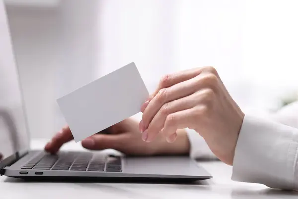 Mulher Com Laptop Segurando Cartão Visita Branco Mesa Branca Close — Fotografia de Stock