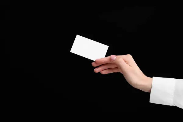 Mulher Segurando Cartão Visita Branco Fundo Preto Close Espaço Para — Fotografia de Stock