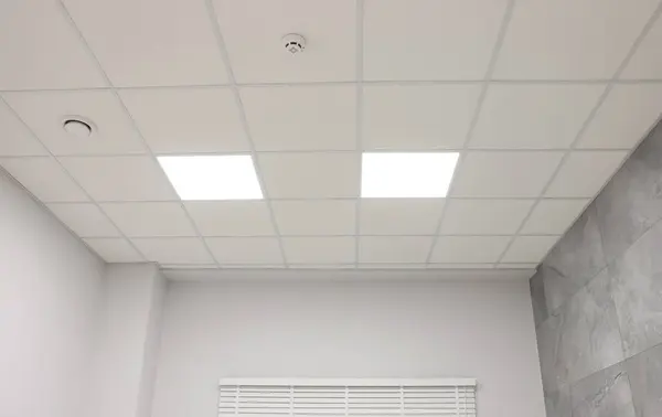 白色天花板 聚氯乙烯瓷砖 室内照明 角度低 — 图库照片
