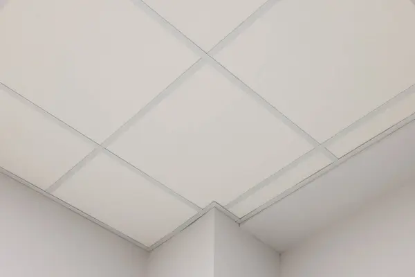 白色天花板 室内聚氯乙烯瓷砖 低角度视图 — 图库照片