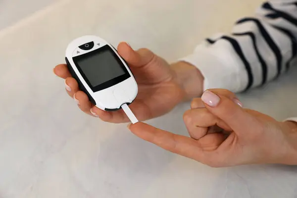 Diabetes Kvinna Kontrollerar Blodsockernivån Med Glukometer Vid Ljusbordet Närbild — Stockfoto