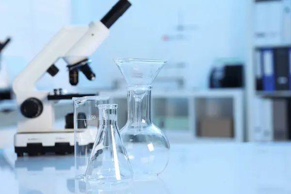 Laboranalysen Verschiedene Gläser Und Mikroskope Auf Weißem Tisch Drinnen Nahaufnahme — Stockfoto