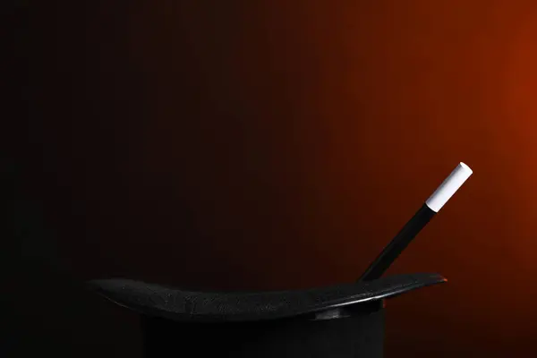 魔术师的帽子和魔杖在黑暗的背景下 案文的篇幅 — 图库照片
