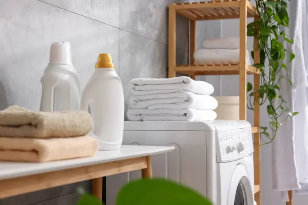 室内软毛巾 清洁剂 长椅和洗衣机 — 图库照片