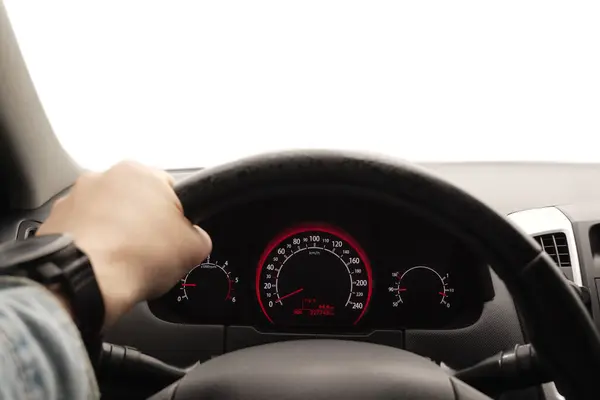 Man Kör Bil Med Hastighetsmätare Instrumentbrädan Närbild — Stockfoto