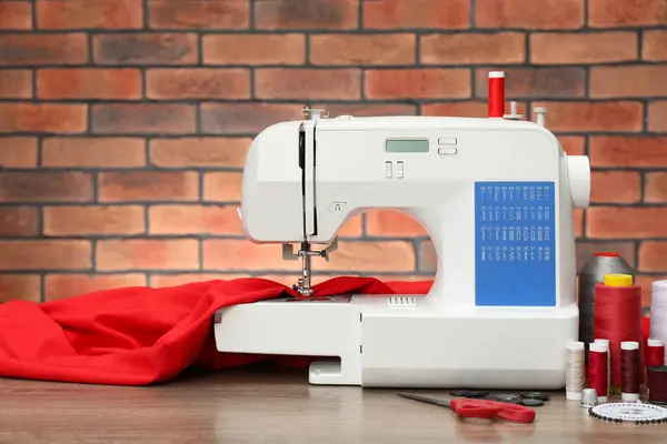 Máquina Costura Com Tecido Acessórios Artesanato Mesa Madeira Contra Parede — Fotografia de Stock