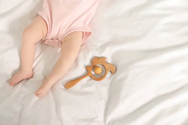 Bonito Bebê Chocalho Brinquedo Lençóis Vista Superior Espaço Para Texto — Fotografia de Stock