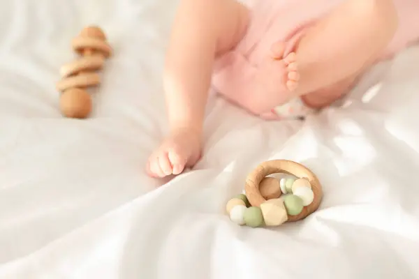 在床单 特写上可爱的婴儿玩具和响尾蛇玩具 — 图库照片