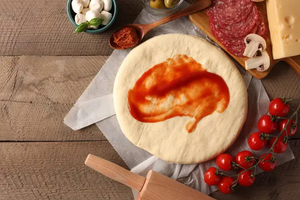 Pizza Deg Med Tomatsås Produkter Och Rullande Stift Träbord Platt — Stockfoto
