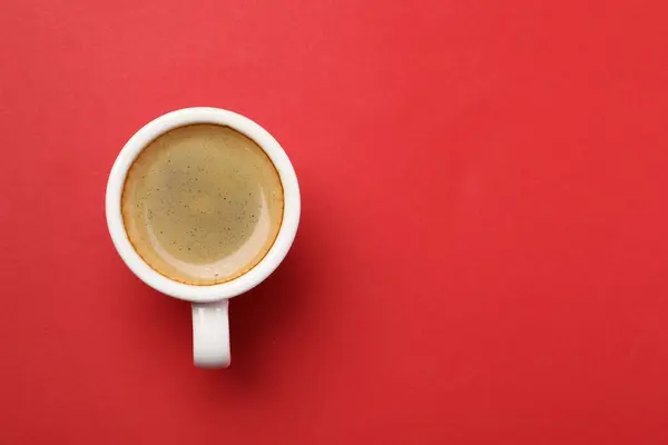 กาแฟหอมในถ วยบนพ นหล แดง มมองด านบน าหร อความ — ภาพถ่ายสต็อก