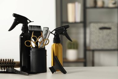 Kuaför aletleri seti salonda masa, metin için boşluk