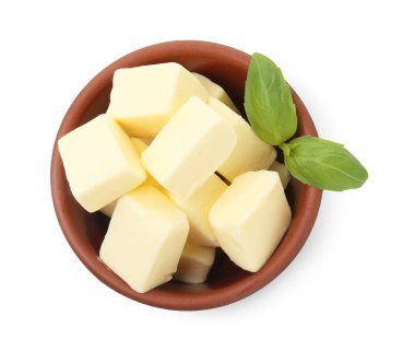 Lezzetli tereyağı küpleri ve fesleğen yaprakları beyaz, üst manzara izole